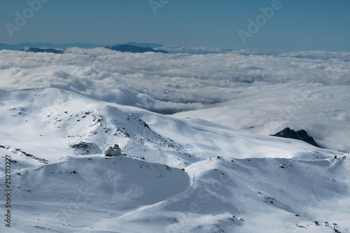 Observatorio de Veleta, Sierra Nevada, sobre las nubes © Carlos