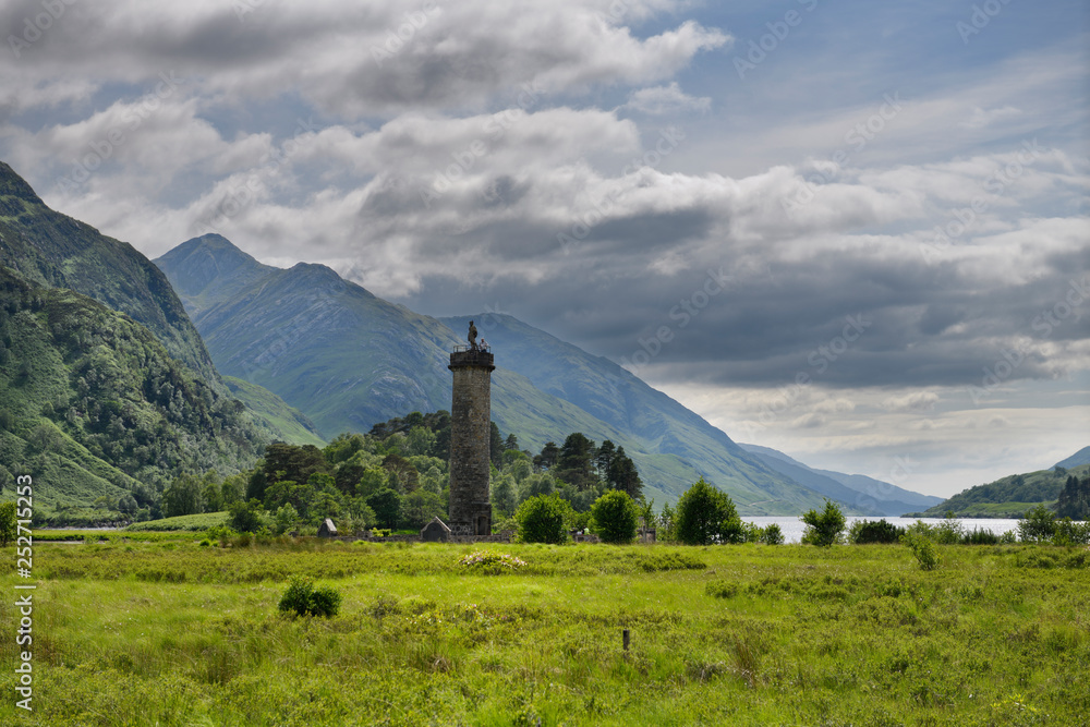 Φωτογραφία Glenfinnan Monument to the Jacobite uprising at the head of Loch Schiel in Locha