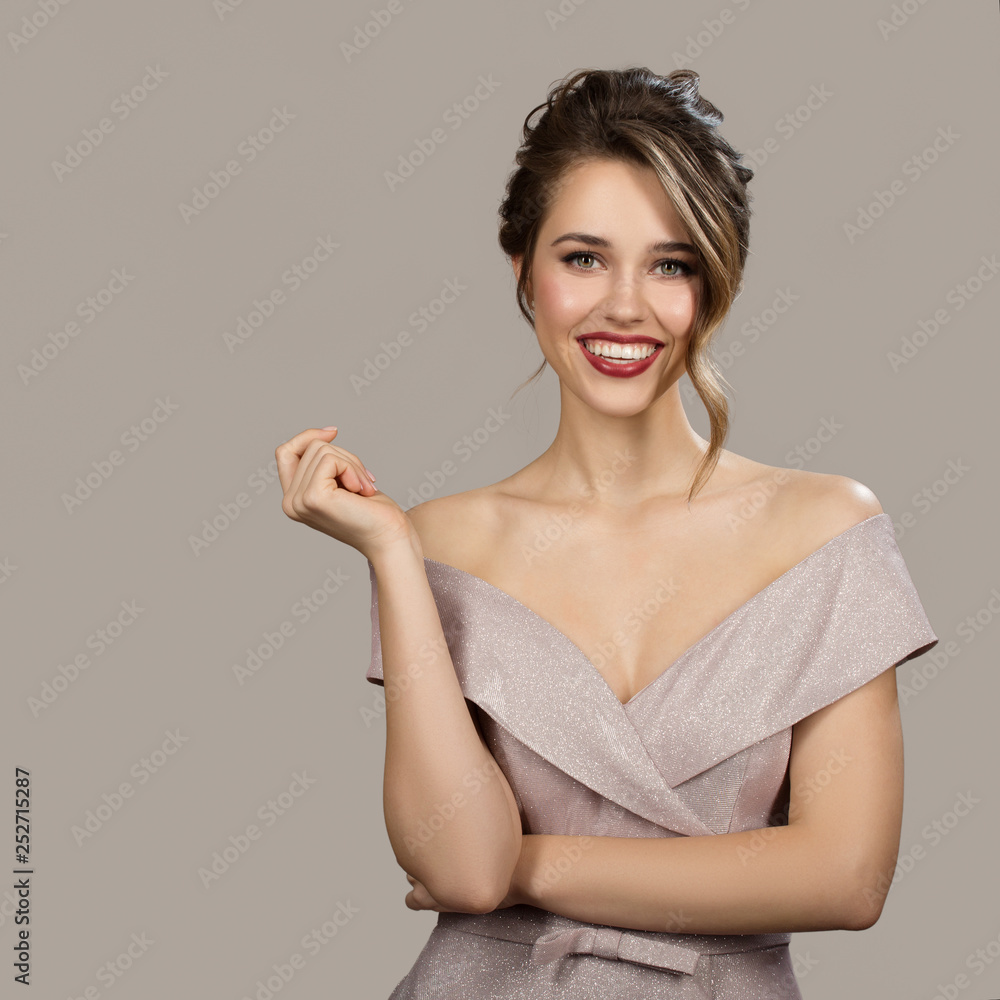 Φωτογραφία Portrait of attractive smiling woman in evening dress