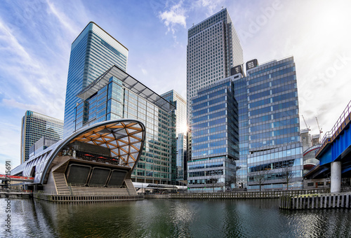 Die modernen Wolkenkratzer des Finanzbezirkes Canary Wharf in London photo