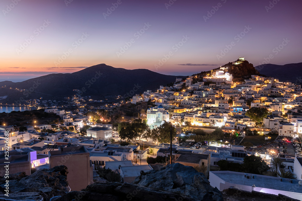 Blick auf die beleuchtete Chora von Ios auf den Kykladen in Griechenland am Abend nach Sonnenuntergang 