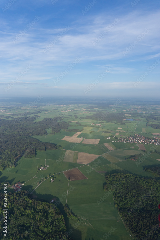 Felder und Wiesen-Landschaft im bayerischen Voralpenland