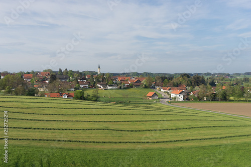 Dörfliche Feld- und Wiesen-Landschaft im bayerischen Voralpenland