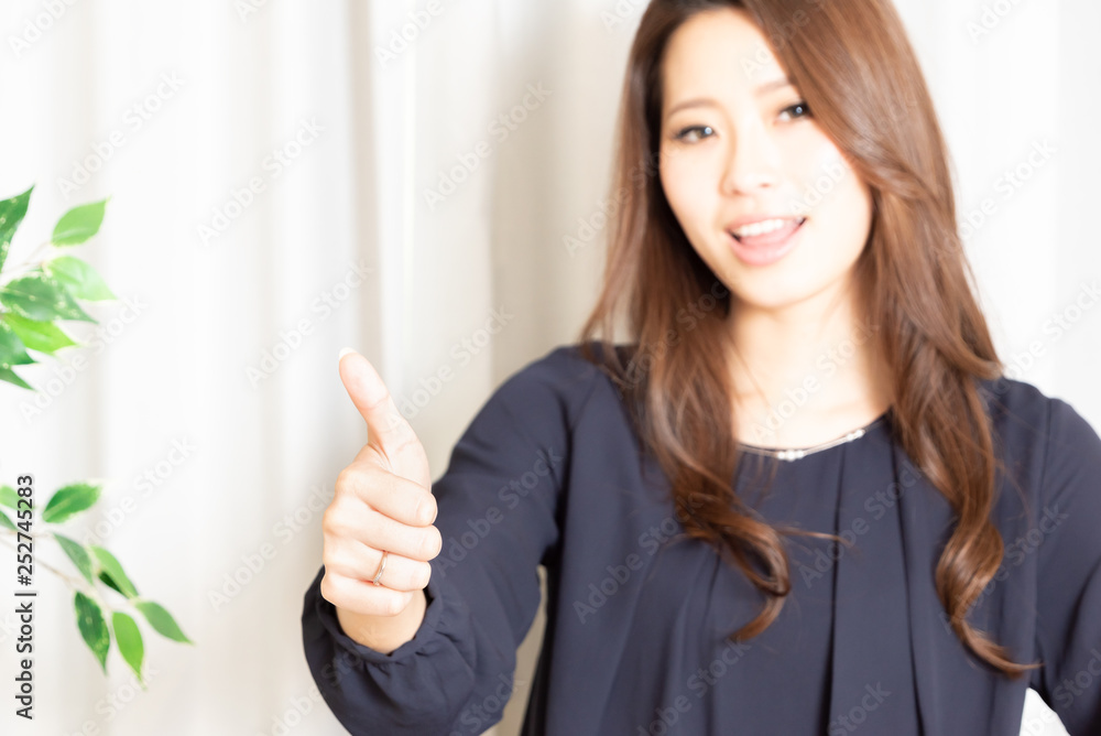 グッジョブポーズをする女性 アップ グッジョブポーズをする女性 アップ
