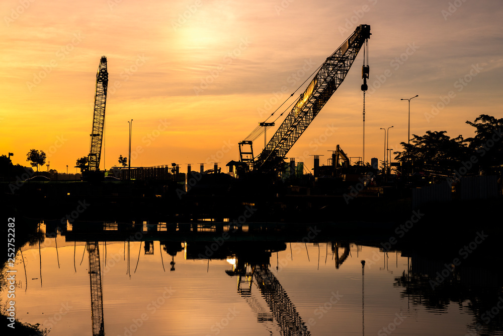 Obraz premium A crane car in the construction site reflect in the swamp