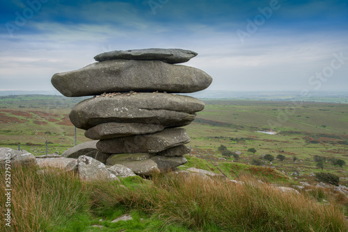 Foto The Cheeswring, a natural rock formation on Stowe's Hill in the Bodmin Moor near Minions in Cornwall