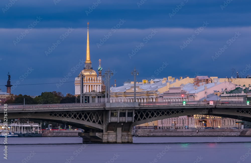 Fototapeta premium Sunset in Saint Petersburg over the Neva river with the view of Blagoveshchenskiy Bridge and the Admiralty or Admiralteystvo spire
