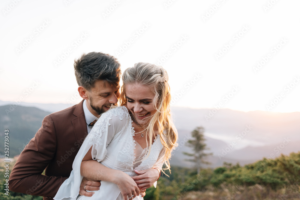 Obraz premium Hike the bride and groom in the mountains.