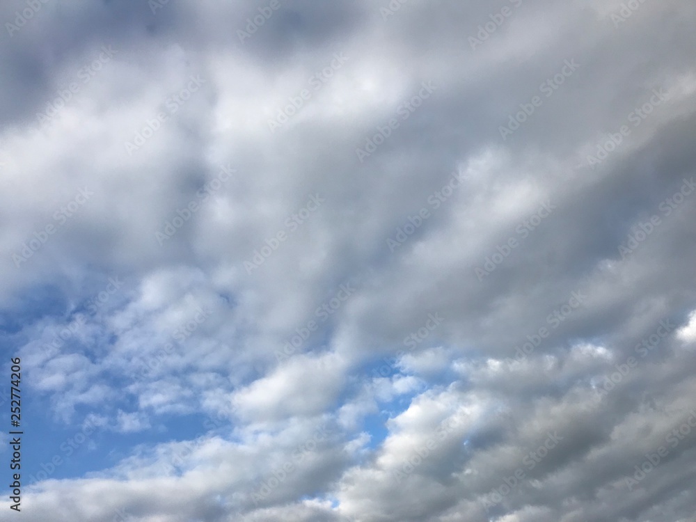 Obraz premium Cloudy sky on a bright day