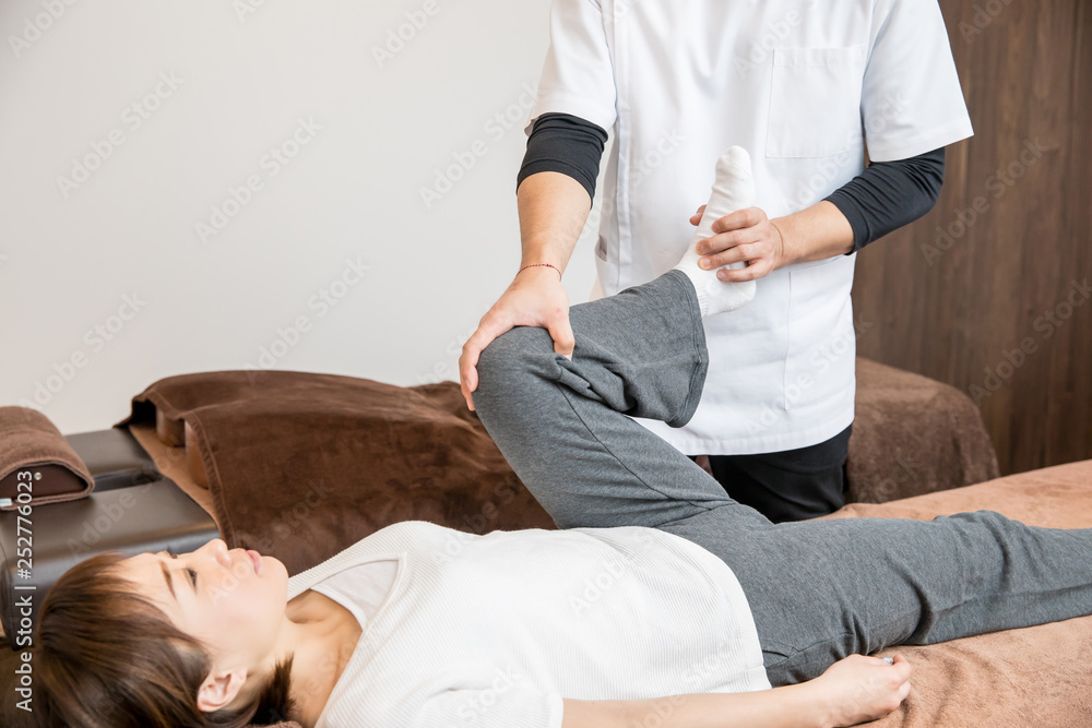 整体を受ける女性 足 Stock Photo Adobe Stock