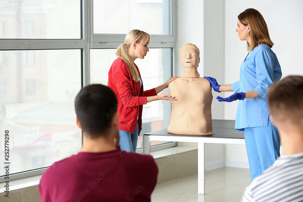 Obraz premium Group of people with instructor at first aid training course