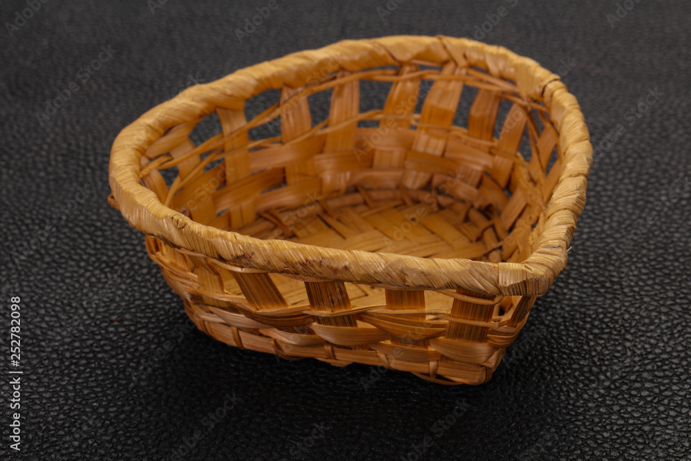 Obraz premium Empty wicker bowl