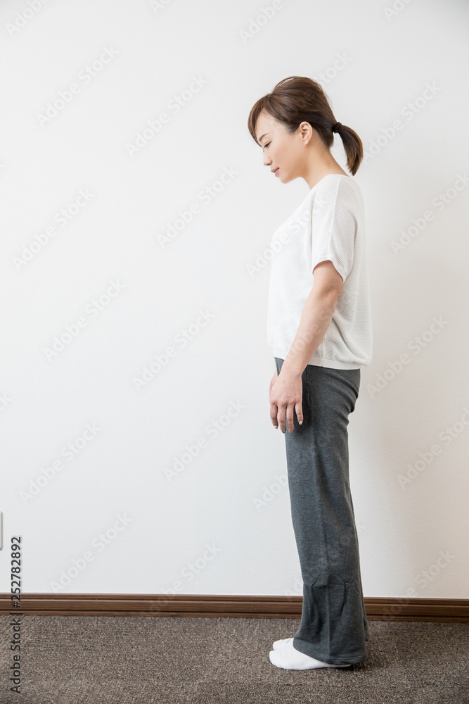 姿勢の悪い女性（猫背）