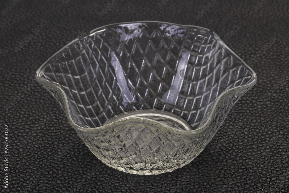 Obraz premium Empty glass bowl