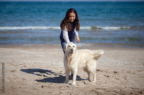 Niña con perro en la playa © Ricardo Ferrando
