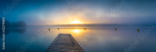 Fototapeta Naklejka Na Ścianę i Meble -  Sonnenaufgang am See mit Steg und Nebel - Panorama