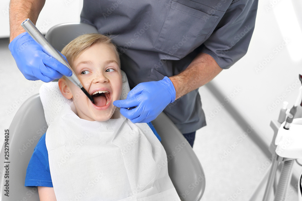 Leczenie ubytku w zębie, dziecko u stomatologa - obrazy, fototapety, plakaty 