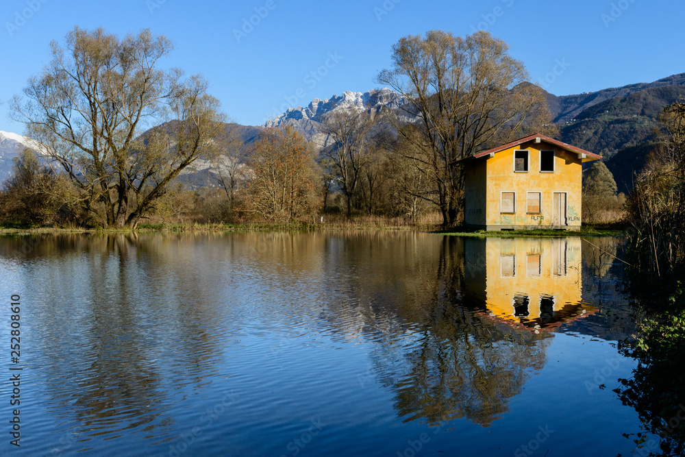Obraz premium Panorama lungo il fiume Adda