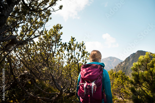 Wandernde Frau in den Bergen  photo
