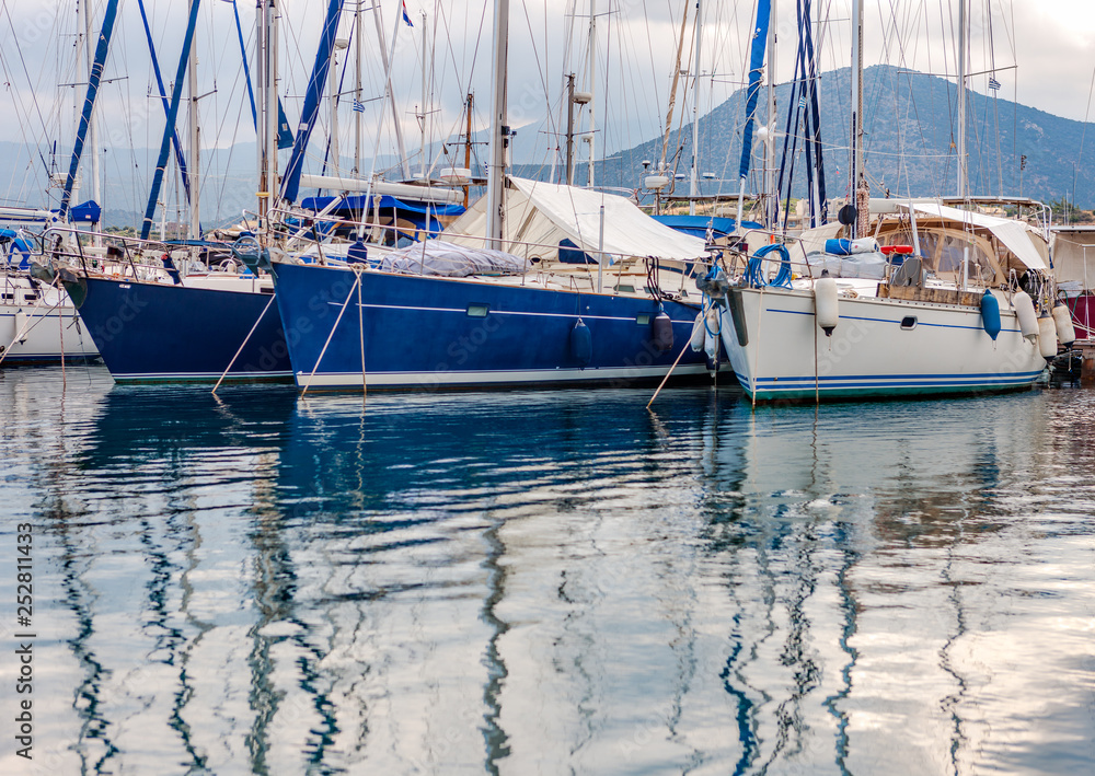 Fototapeta premium Jacht w porcie w Agios Nikolaos, Kreta, Grecja