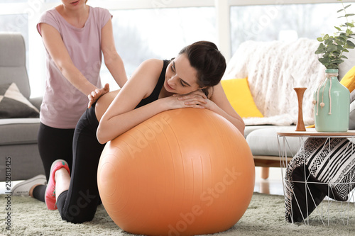 Doula massaging pregnant wo...