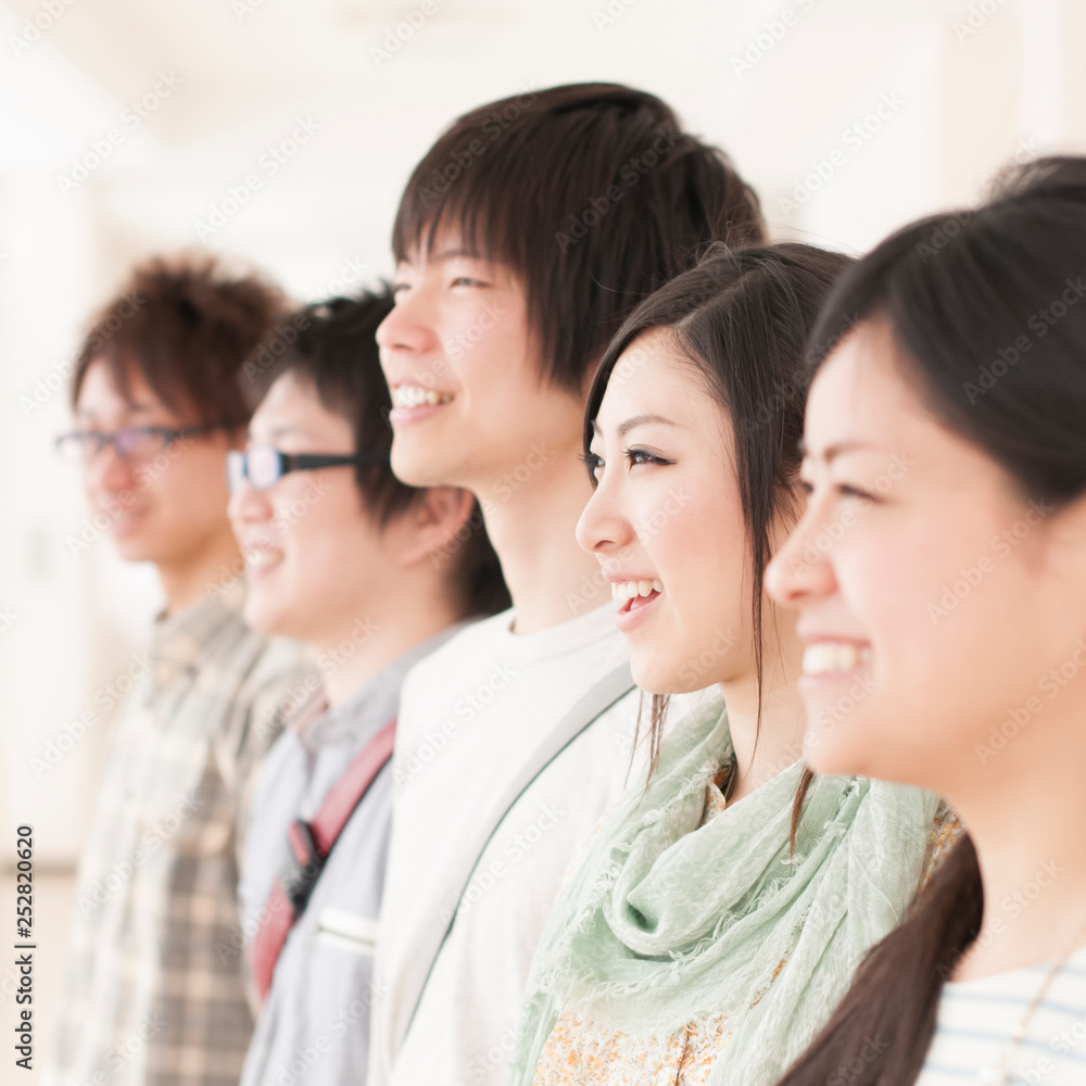 Fototapeta premium 微笑む大学生の横顔