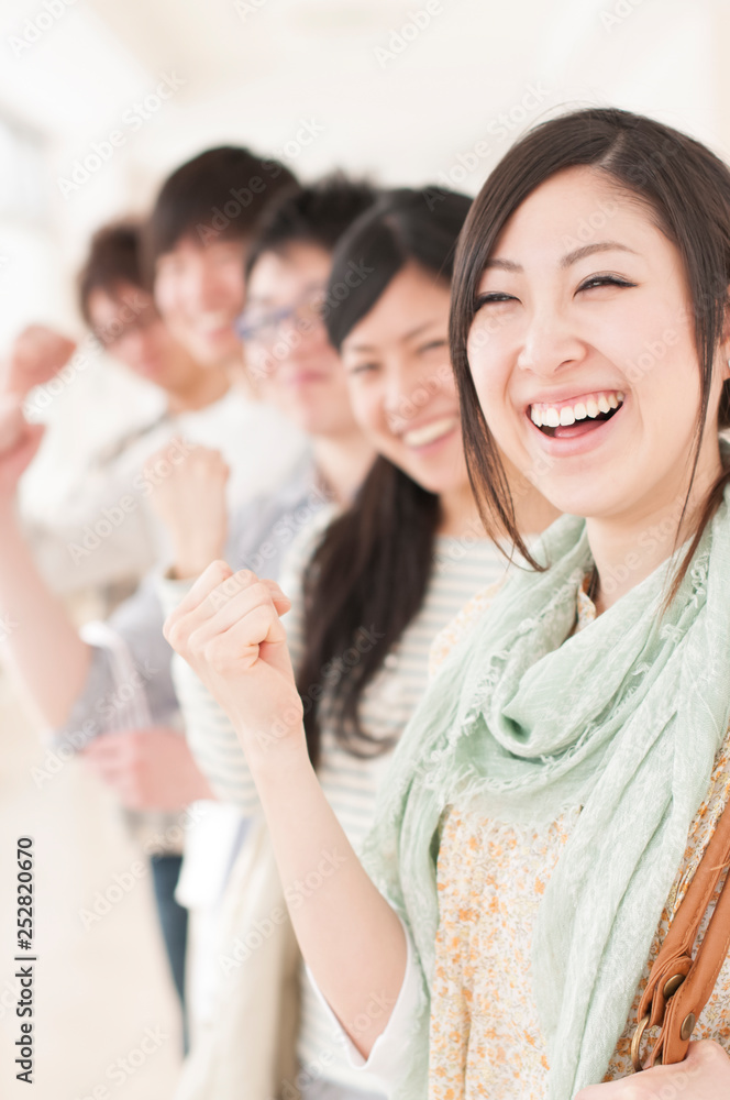 ガッツポーズをする大学生