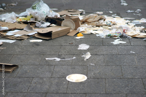 Die Ansammlung von Müll in Form von Essensresten, Papptellern, Kartons und  Plastik während eines Marktages. .
