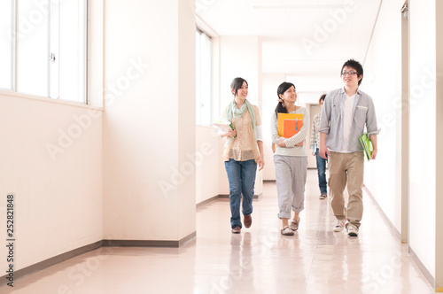 大学の廊下を歩く大学生