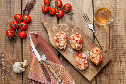 Toasts, tomatoes and garlic.