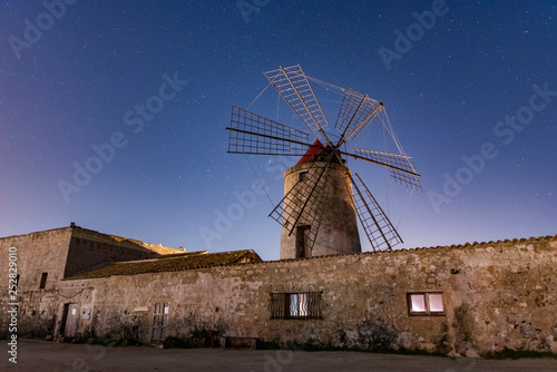 Vista notturna di un mulino a vento, Saline di Trapani IT 