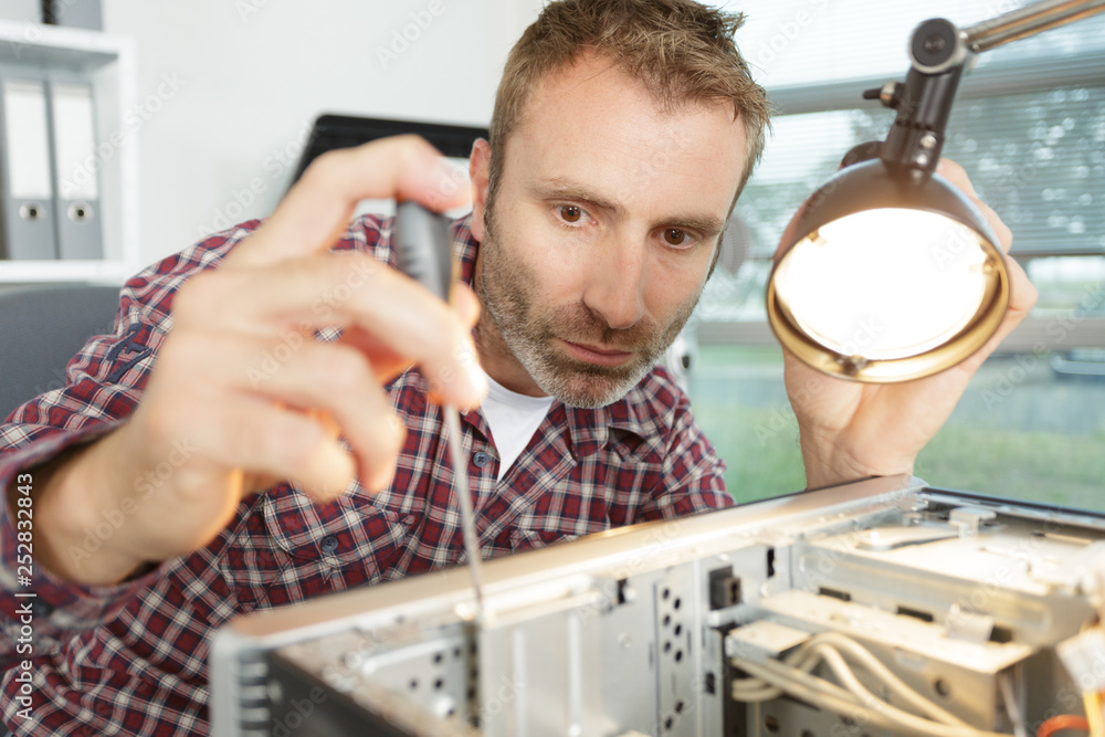 Obraz premium computer hardware engineer fixing cpu