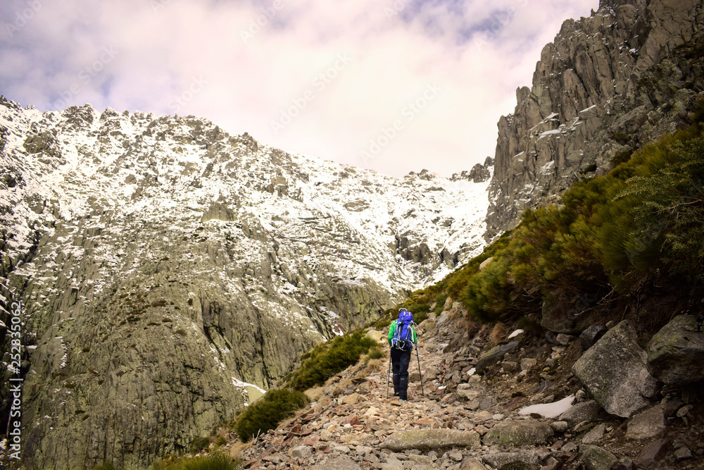 Sierra de Gredos, España, ambiente alpino perfecto para deportes de aventura como alpinismo, escalada o sencillamente para practicar espectaculares rutas de senderismo