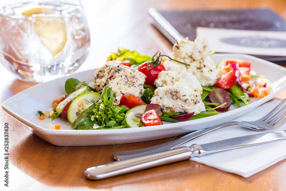 Frischer salat auf dem tisch in einem restaurant. Frischer salat auf dem tisch in einem restaurant.
