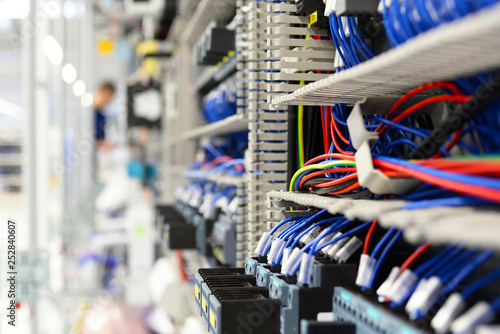 Montage von elektronik in einer modernen Fabrik - closeup von Kabeln in einem Schaltschrank photo