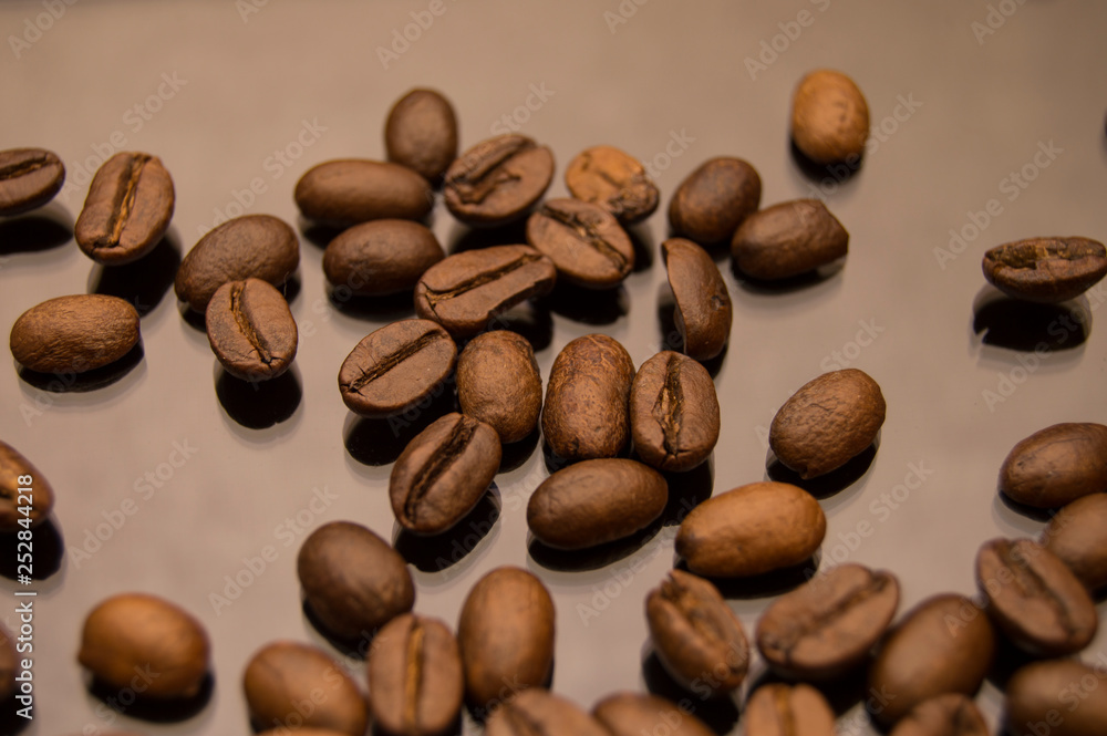 Naklejka premium coffee beans close up on black glass