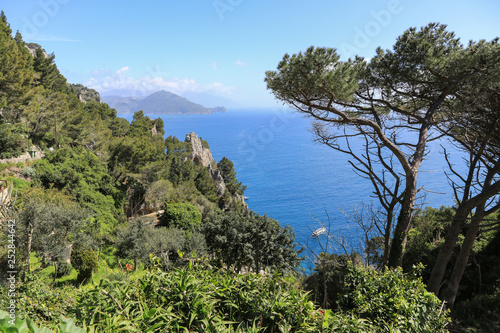 Capri Amalfi Küste: Der gewaltiger Felsbogen Arco Naturale auf Capri und Blick auf die Halbinsel von Sorrent