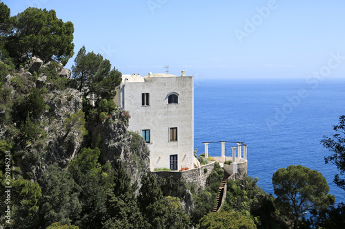 Capri Amalfi Küste: Weisse Villa oberhalb der Felsenküste mit Aussicht auf das kobaltblaue Meer von Capri