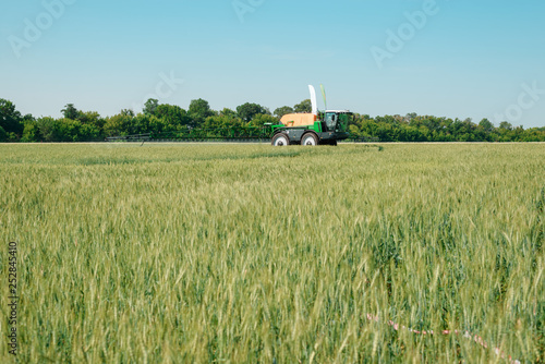 Φωτογραφία Large self propelled agricultural floater