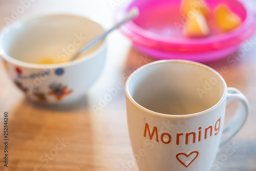 Kaffeetasse und Müslischale beim Frühstück
