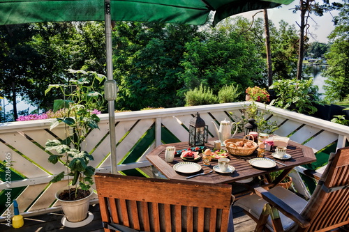 Obraz na płótnie Frühstück auf dem Balkon w salonie
