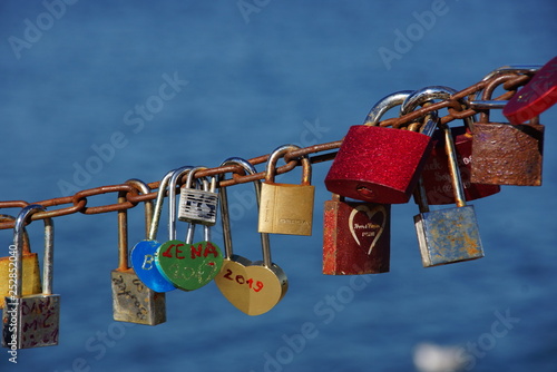 blokada, kłódka, łańcuch, bezpieczeństwa, metal, izolowany, zablokowana, stal, biała, bezpiecznie, zamknięte, klawisz, bezpieczny, kocham, stary, instrumenty dęte blaszane, link, złota, chronić, srebr