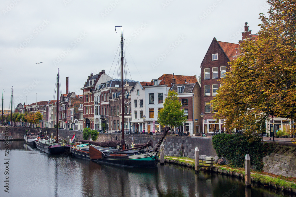 Obraz premium The old houses and boats in historical Delfshaven district in the city center of Rotterdam, Netherlands
