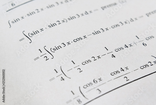 Tableau sur toile Solving advanced math