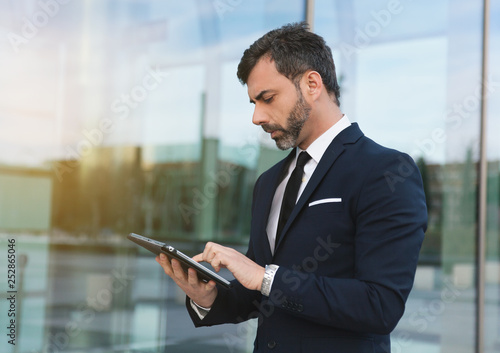 Hombre de negocios usando tablet