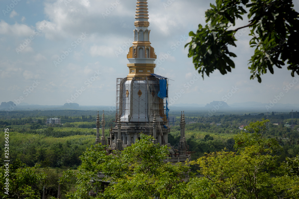 Obraz premium The top of Tiger Cave temple, Wat Tham Suea , Krabi region, Thailand