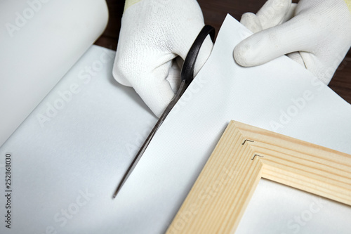 Schilderij op canvas Scissors cutting canvas