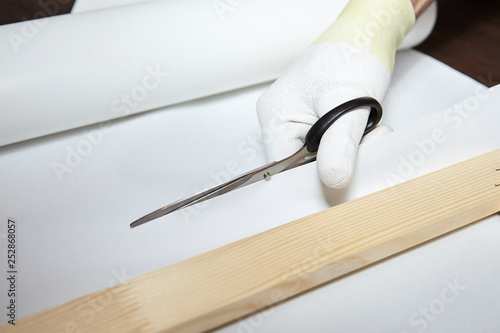Tableau sur toile Scissors cutting canvas