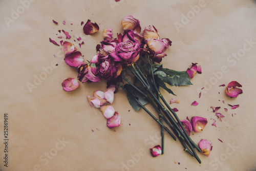 Billede på lærred bouquet of red dry roses on an isolated background