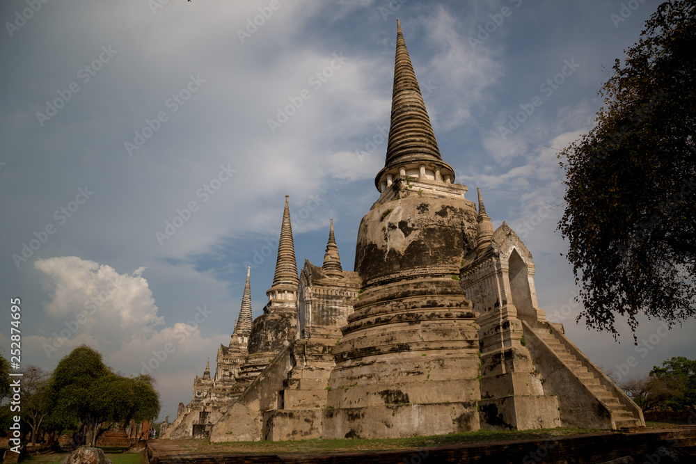 Fototapeta premium Old Beautiful Thai Temple wat Mahathat, Ayutthaya Historical Park, Ayutthaya, Thailand